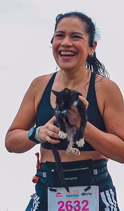 Patricia cruzou o pórtico com o felino. 