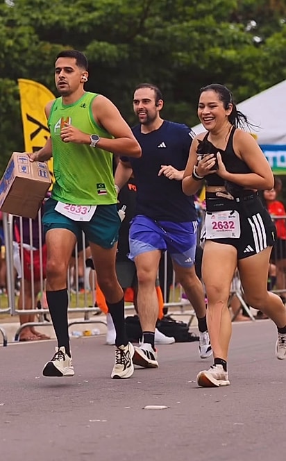 Patricia continuou a prova com o gato no colo.