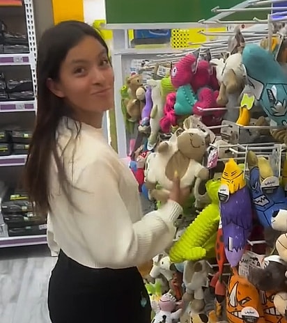 Ingrid Porras no pet shop comprando presentes para as cachorrinhas.