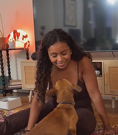 A tutora temporária, Monica, descobriu que o cão entendia espanhol.