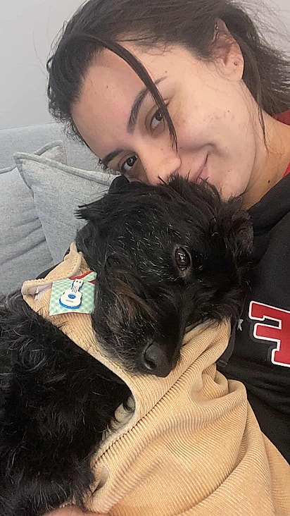 As irmãs decidiram ficar com ele.