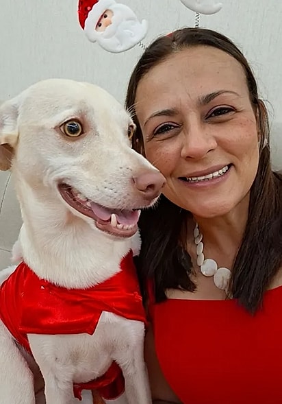 Cachorrinha Mona e Mônica, sua tutora.