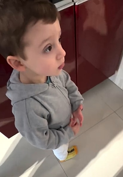 Conrado curioso com o barulho que ouviu.