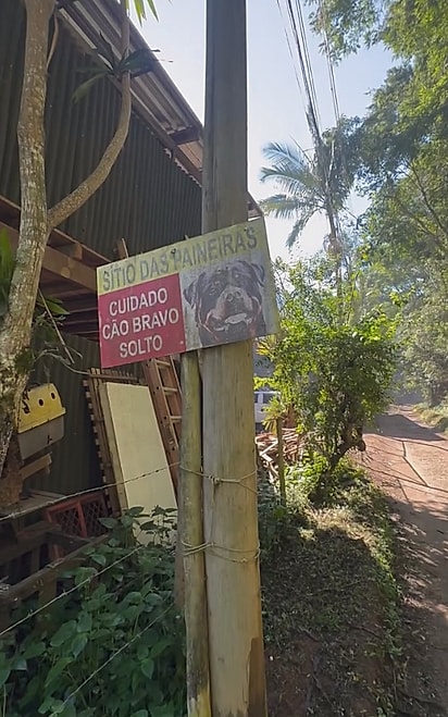 Na propriedade havia uma placa de cão bravo”.