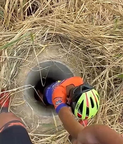 João desceu no buraco para resgatar a cachorrinha.
