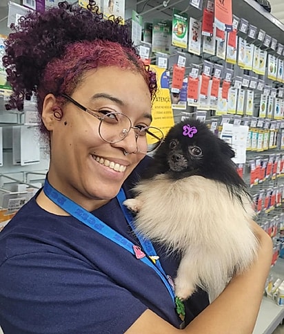 Bianca com a cachorrinha no colo. 