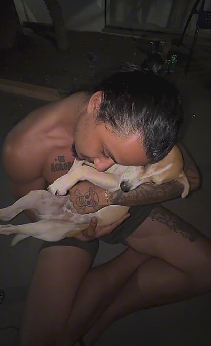 O músico se encantou pelo cão. 