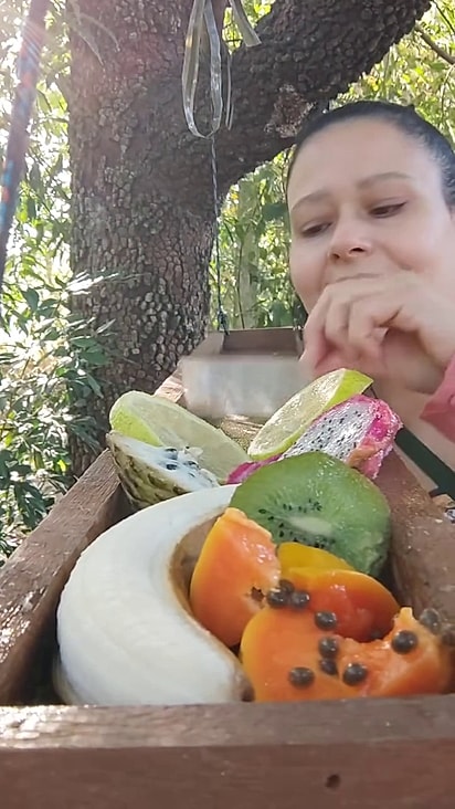 Graciela sempre oferece uma diversidade de frutas e grãos.