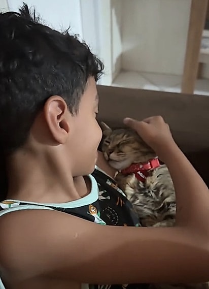 Miguel fazendo carinho na Mia.