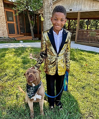 Cai se vestiu à caráter para o dia especial.