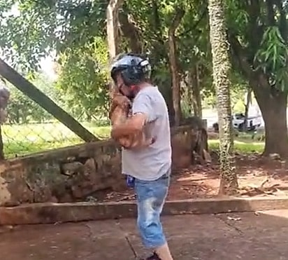 Adjalma ficou emocionado ao reencontrar o seu cachorrinho Thor.