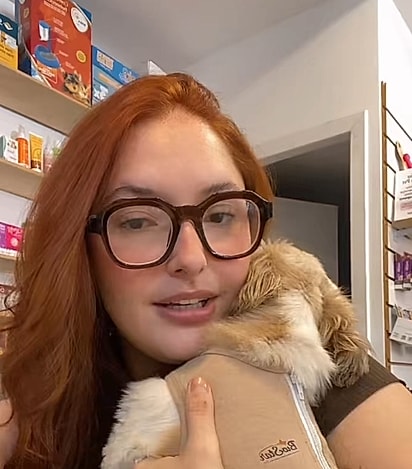 Bruna Berlesi e o cão Billy. 