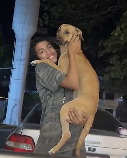 Lautaro e o seu cachorro vira-lata caramelo.