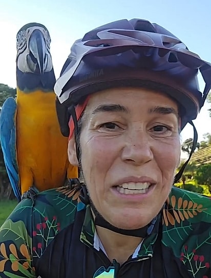 A arara-canindé pousou no ombro de Rosiani Vaz e transformou o pedal em um momento inesquecível.