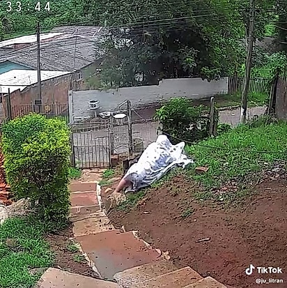 A tutora tentou cobrir ambas com um cobertor.