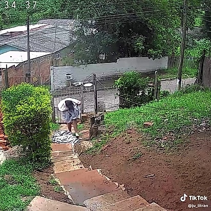 O marido de Juliana foi acionado e chegou em casa para salvar as duas.