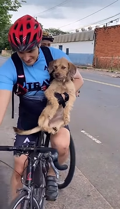 O marido chegou com a cachorrinha no colo.