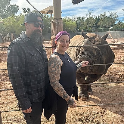 James e Michelle com o rinoceronte Chutti.