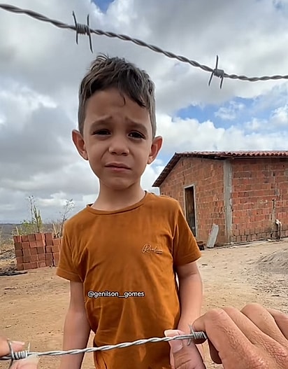 O menininho parecia triste.