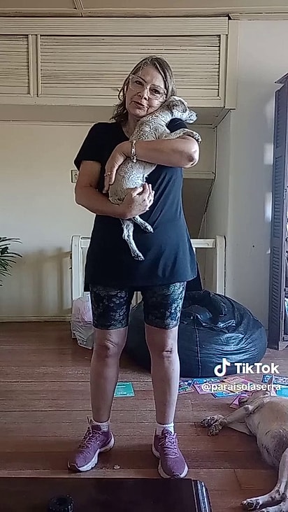 A mulher se apegou rapidinho a nova cachorrinha.