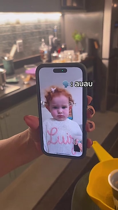 A criança nunca esqueceu do cão da madrinha.