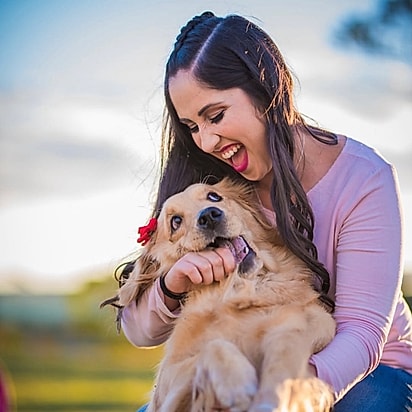 Olívia é uma golden retriever muito amada por sua família.