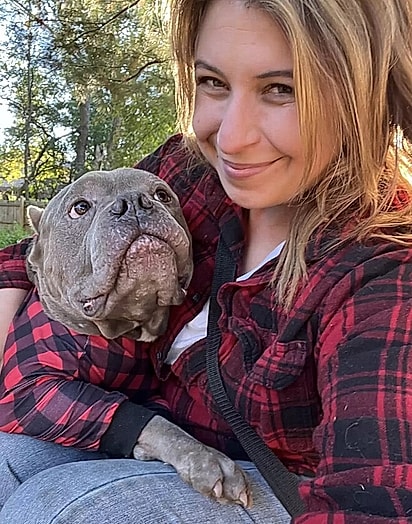 Snuffy e Stephanie Easley vestindo roupas iguais.