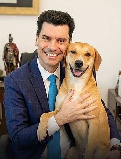 Imagem criada por inteligência artificial mostra o delegado com o cãozinho Caramelo.