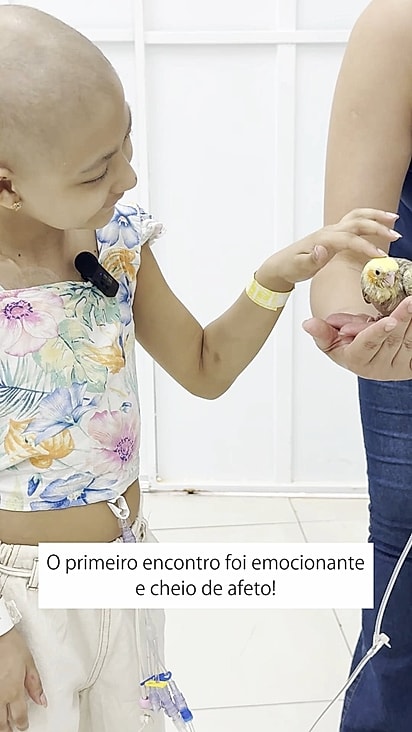 Ana Luiza fazendo carinho no Amendoim.