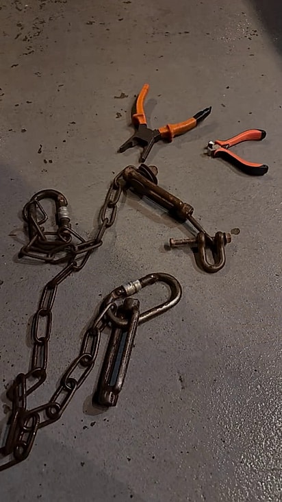 Ele foi deixado preso com correntes pesadas.