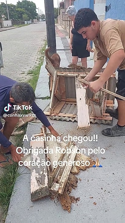 Moradores se uniram para trocar a casa do labrador.