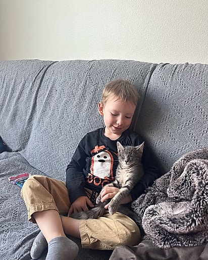 Bryson e o gatinho Stark são melhores amigos.