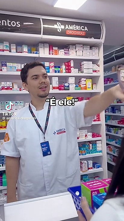 O atendente confia no seu segurança.