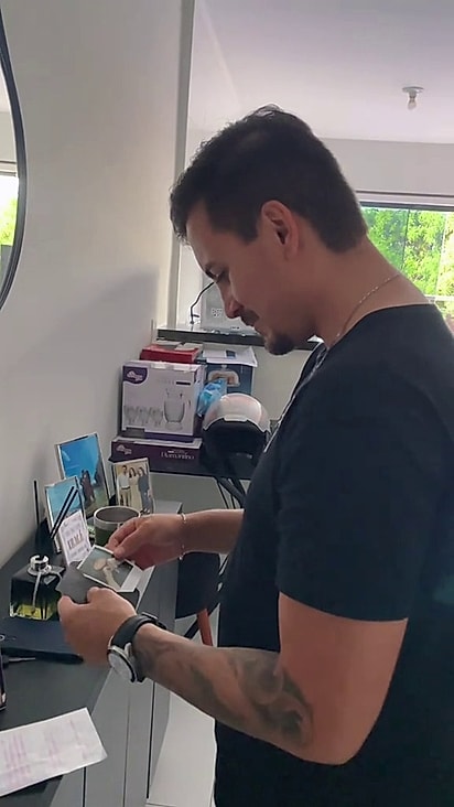 A esposa preparou algumas pistas antes de revelar o presente.