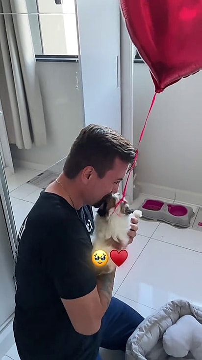 Jessica se emocionou ao ver a reação do marido.