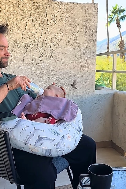 O beija-flor se aproximou de pai e filha.