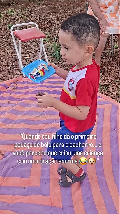 O menino aprecia a amizade do cão.