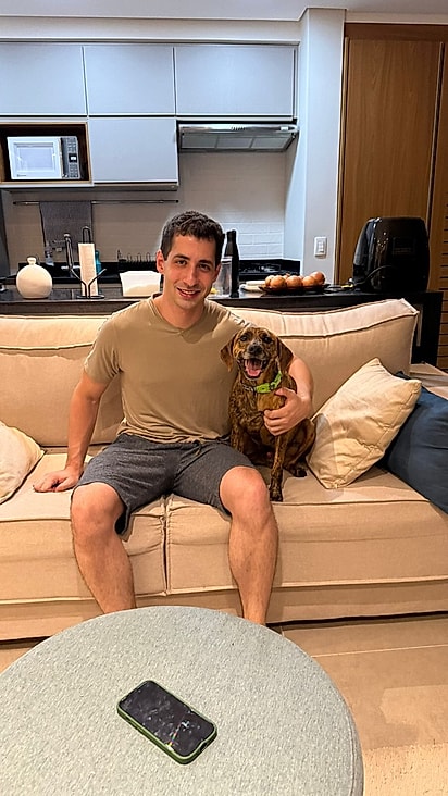 Krypto ao lado do seu tutor.