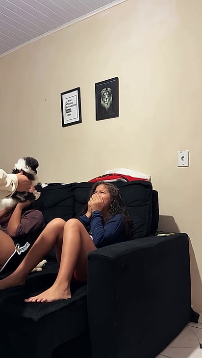 O cãozinho chegou para curar o coração das meninas.