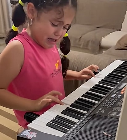 Antônia expressou a tristeza com a música.