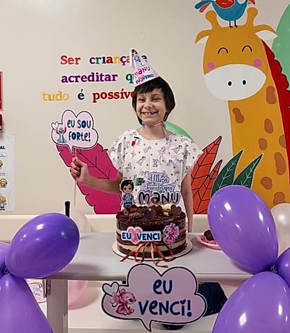 Manu celebrando o fim do tratamento.