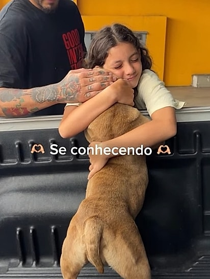 Alicia conhecendo sua nova melhor amiga.