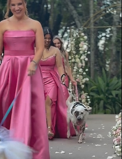 Dick entrando no casamento dos tutores.