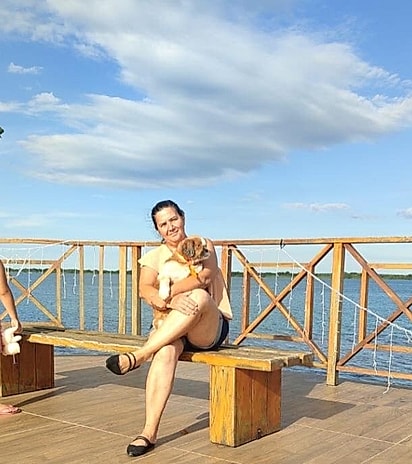 Cão Chico com a nova tutora.