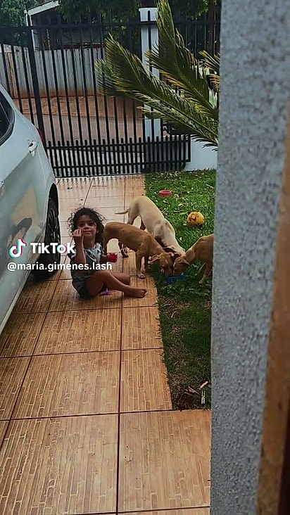 A menina surpreendeu a mãe com a atitude.