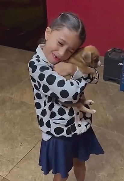 Maria Alice abraçando Amora.