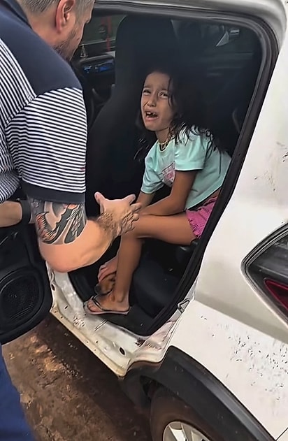 Maria Alice levou o cão para o carro dos pais.