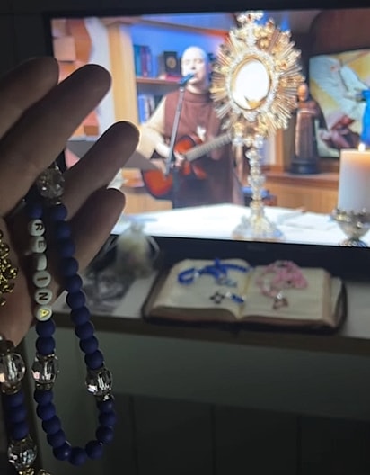 Regina durante as orações do Santo Rosário.