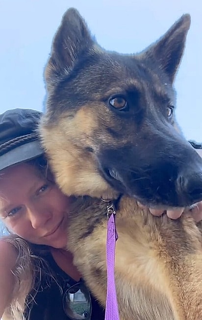 Tudo o que ela precisava era de um pouco de amor”.