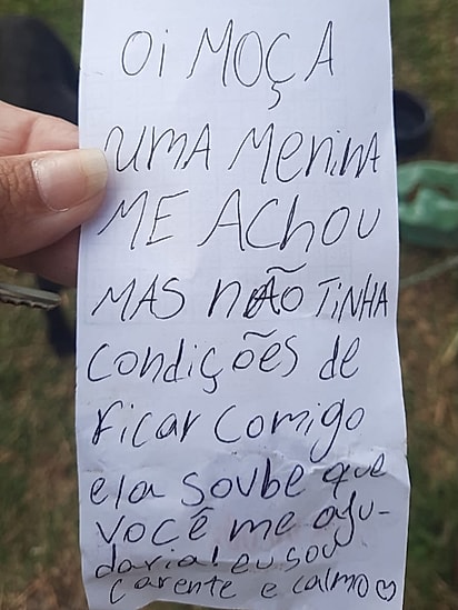 O bilhete foi deixado junto com o cão.